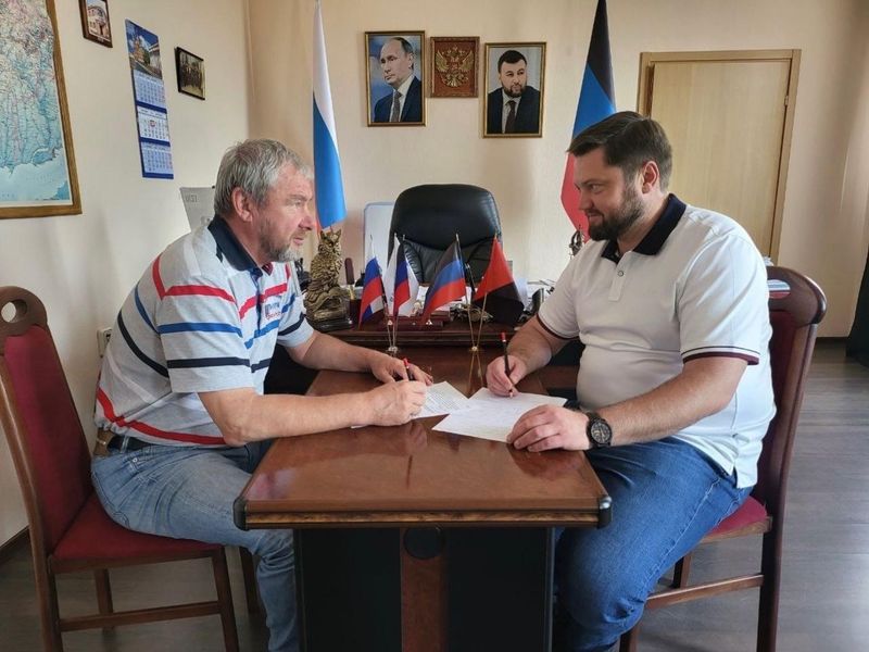 Депутат Госдумы Сергей Петров поделился впечатлениями от поездок в Енакиево и показал на фотографиях, как регион-шеф поддерживает городской округ.