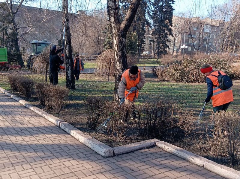 Муниципальными унитарными предприятиями городского округа Енакиево, проделана работа по уборке веток и сухой листвы с газонов.