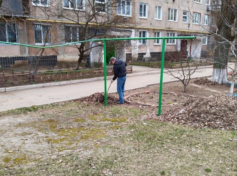 В городском округе Енакиево, муниципальными унитарными предприятиями продолжается уборка придомовых территорий.