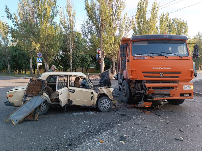 Нарушение правил проезда перекрестков стало причиной ДТП в Донецке.