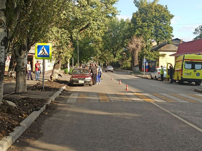 Сотрудники полиции устанавливают обстоятельства ДТП с участием ребенка в Торезе.