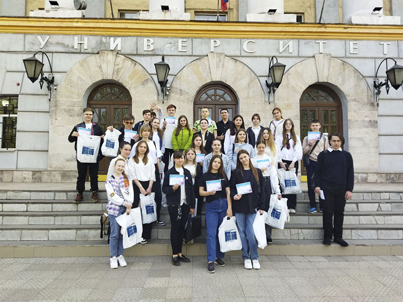 Школьники Енакиево продемонстрировали уровень своих знаний по русскому языку.