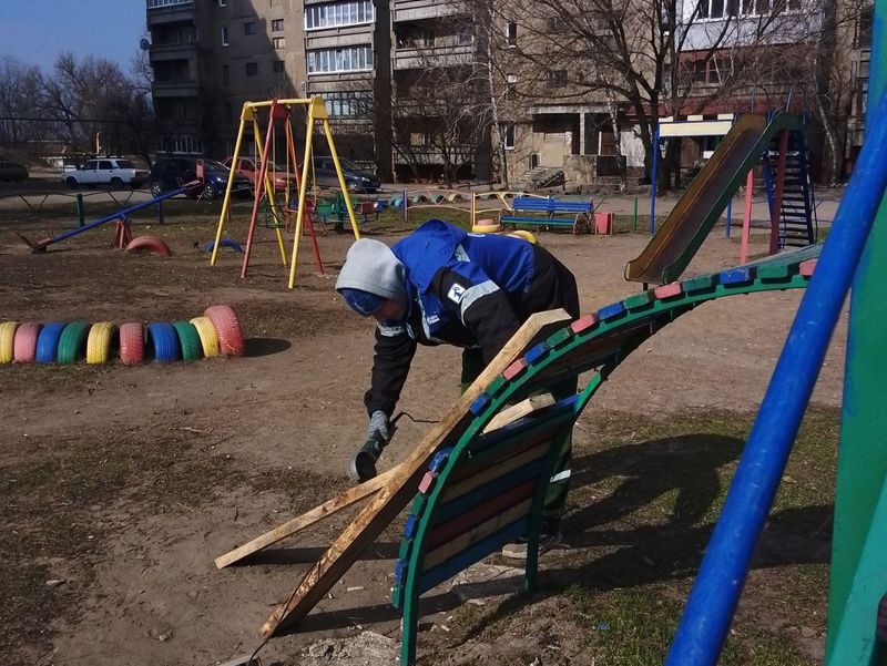 Муниципальными унитарными предприятиями городского округа Енакиево, были произведены работы по благоустройству детских площадок.