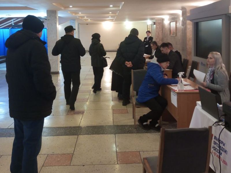Граждане городского округа Енакиево принимают активное участие во втором дне очного голосования по выбору Президента Российской Федерации .
