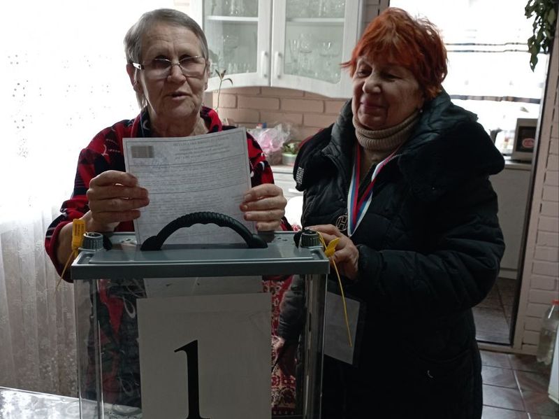 В городском округе Енакиево активно продолжается голосование по выбору Президента Российской Федерации!.