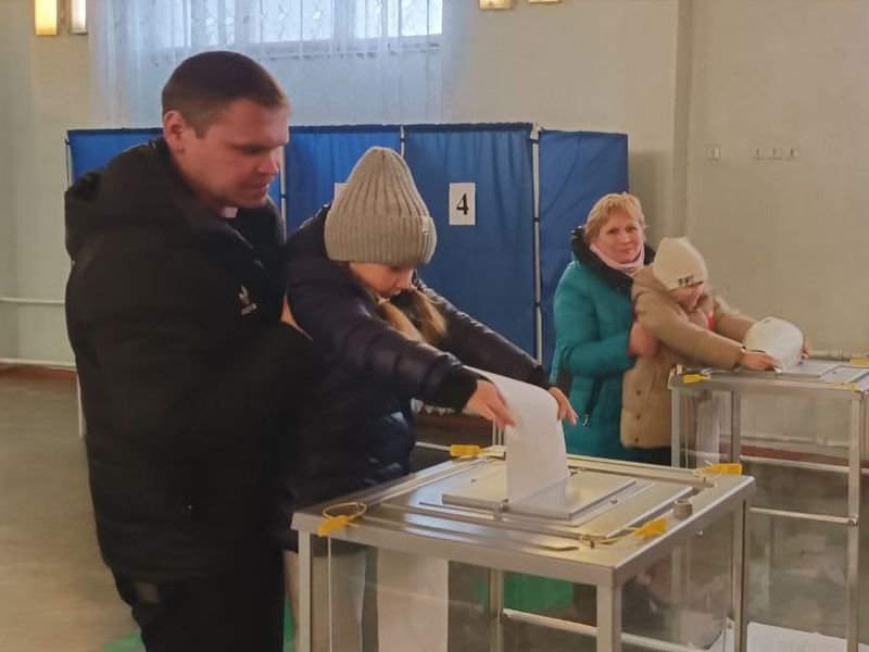 Граждане городского округа Енакиево принимают активное участие в третьем дне очного голосования по выбору Президента РФ.