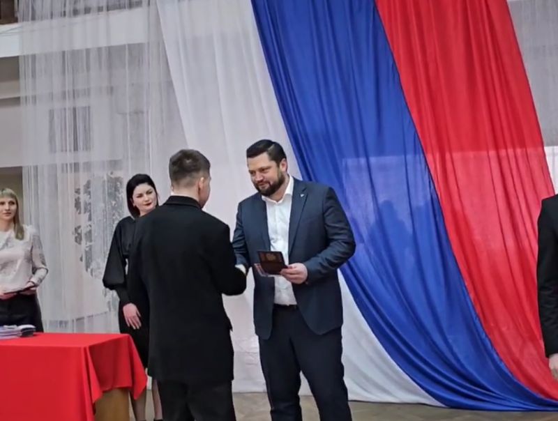Глава муниципального образования городского округа Енакиево поздравил с получением паспорта гражданина РФ юных граждан городского округа Енакиево.