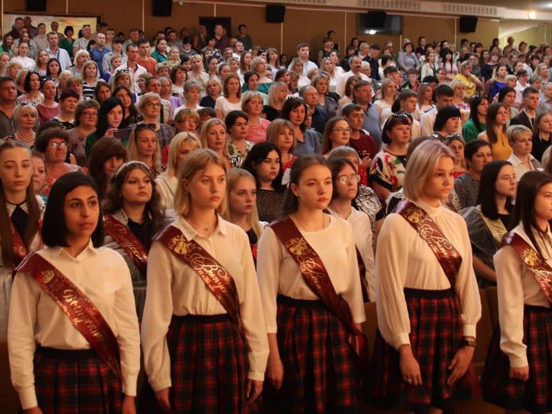 Торжественное мероприятие, посвящённое чествованию лучших выпускников образовательных учреждений города Енакиево.