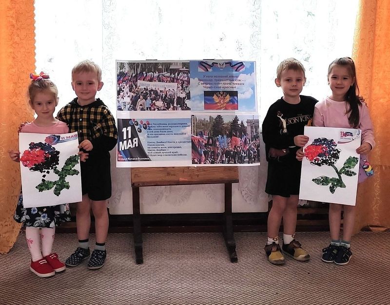 Юные граждане встречают первый юбилей Донецкой Народной Республики.