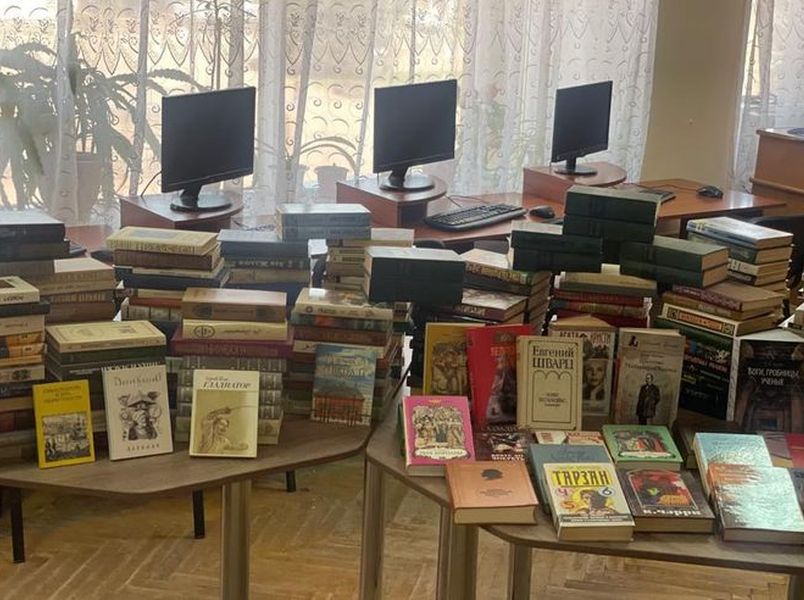 Комитет по транспорту Ленинградской области и компания &quot;Градиент&quot;  передали Центральной городской библиотеке в Енакиево гуманитарную помощь в виде книг.