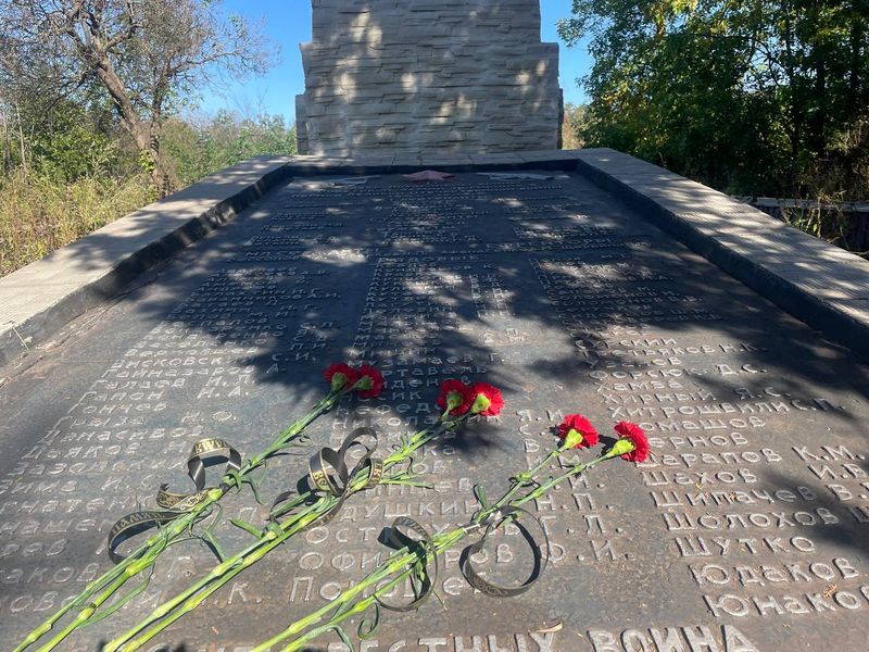 Состоялось возложение цветов к Братской могиле советских воинов.