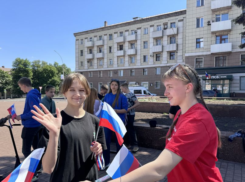 Активисты общественных молодежных организаций городского округа Енакиево приняли участие в акции «Три цвета гордости и славы».