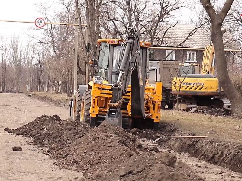 Заместитель главы администрации города Енакиево Сергей Божик осуществил контроль за выполнением работ по ремонту дорожного покрытия.
