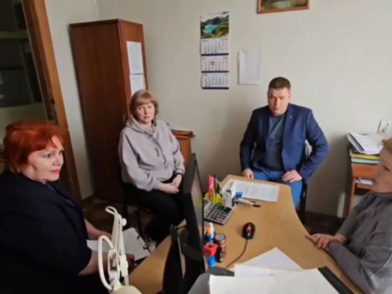 Заместитель главы администрации муниципального образования городского округа Енакиево Александр Деменков провел выездной прием работников.