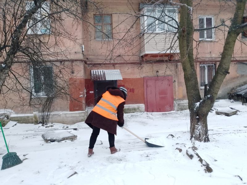 Коммунальные службы городского округа Енакиево активно и продолжительно занимаются работами по расчистке снега.