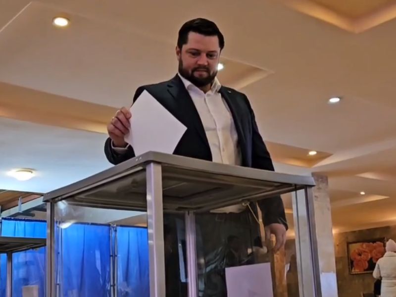 Глава муниципального образования городского округа Енакиево Роман Храменков принял участие в выборах Президента РФ.