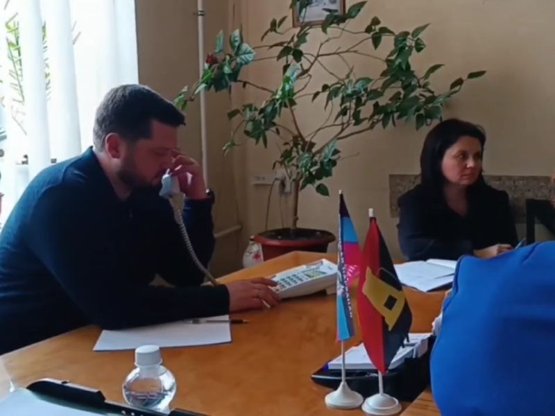 Глава муниципального образования городского округа Енакиево Роман Храменков провел прямую линию с жителями Енакиево.