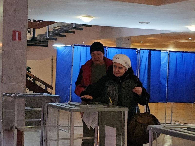 Избирательные участки городского округа Енакиево продолжают свою работу .