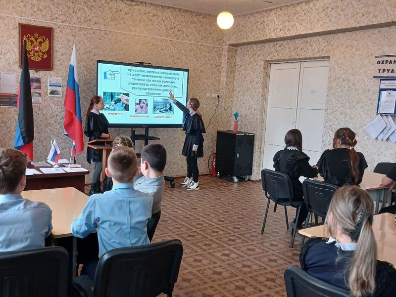 В школах города Енакиево реализован комплекс профилактических мероприятий.