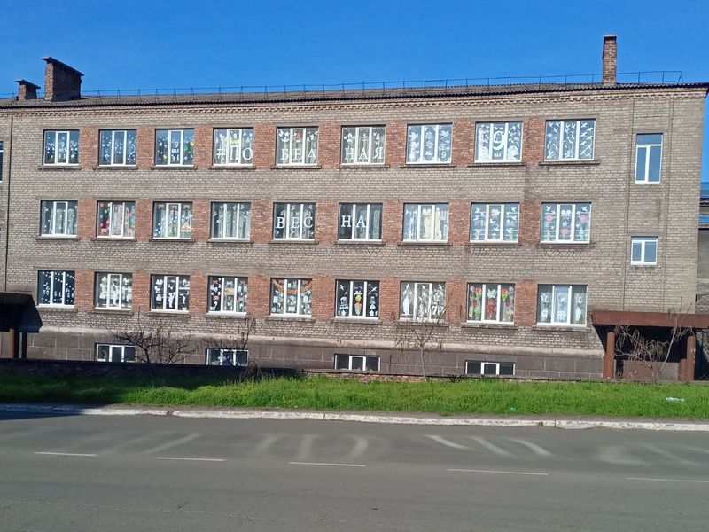 В образовательных учреждениях города Енакиево продолжается Акция «Окна Победы».