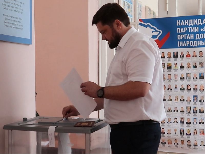 Глава администрации города Енакиево принял участие в предварительном голосовании.