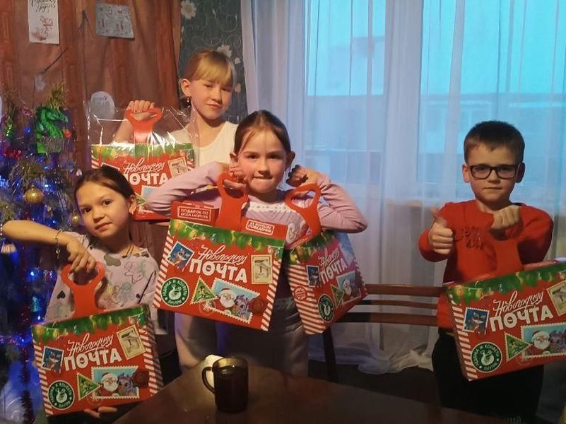 Ленобласть отправила презенты детям из Юнокоммунаровска .