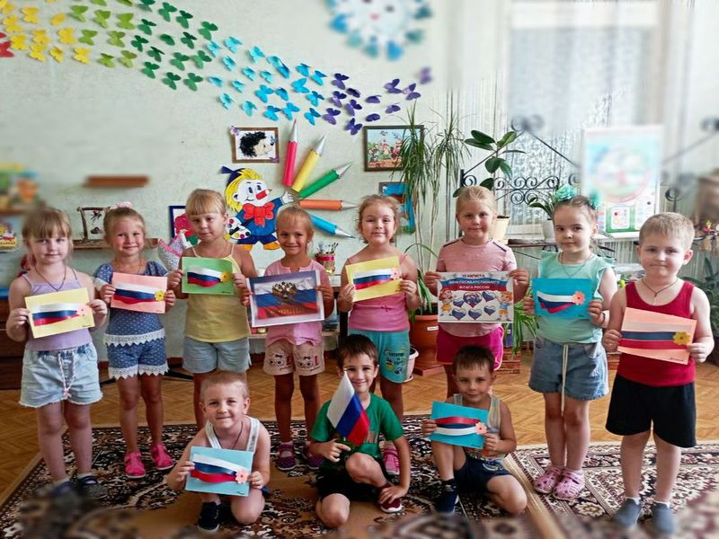 Мероприятия в образовательных учреждениях города Енакиево ко Дню Государственного флага Российской Федерации.