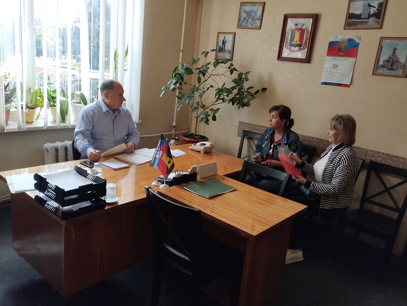 Заместитель главы администрации муниципального образования городского округа Енакиево Божик С.А. провел личный прием граждан.