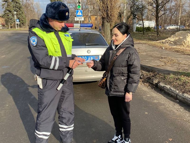 В Макеевке полицейские проводят профилактические беседы с водителями.