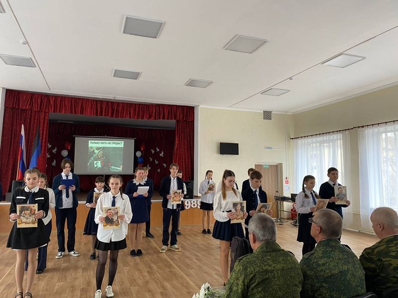 В школах города Енакиево прошли мероприятия, посвященные Дню памяти о россиянах, исполнявших служебный долг за пределами Отечества.