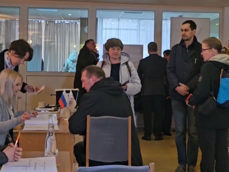 Медицинские сотрудники из Ленинградской области голосуют на выборах Президента Российской Федерации в ДНР.