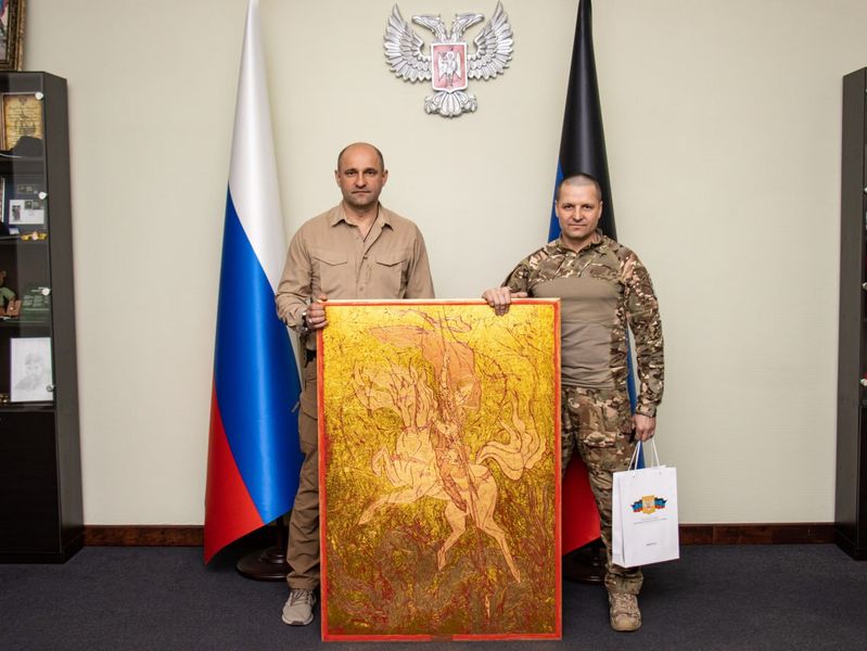 Заслуженный художник России подарил Народному Совету свою картину.