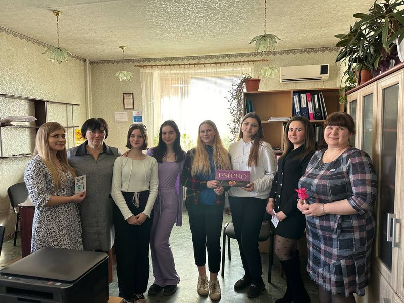 Первые и активисты Енакиевского штаба МР и МГЕР ДНР поздравили женщин, находящихся на рабочих местах в администрации городского округа Енакиево.