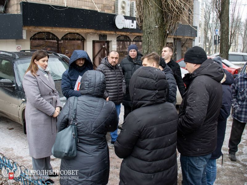 Председатель Комитета Народного Совета по ЖКХ Анна Кондрыкинская провела встречу с жильцами одного из домов Донецка.