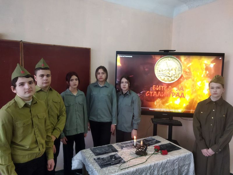 «Поклонимся великим тем годам». Мероприятия в школах города Енакиево в честь Дня победы в Сталинградской битве.