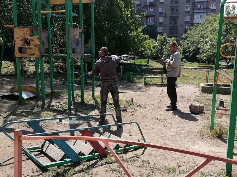 Муниципальными унитарными предприятиями городского округа Енакиево произведены работы по благоустройству.