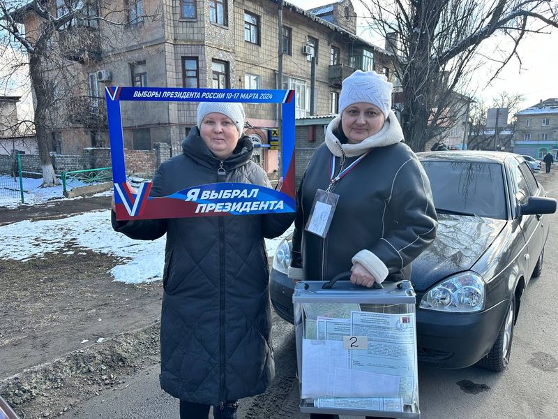 Жители городского округа Енакиево, принимают участие в выборах президента Российской Федерации.