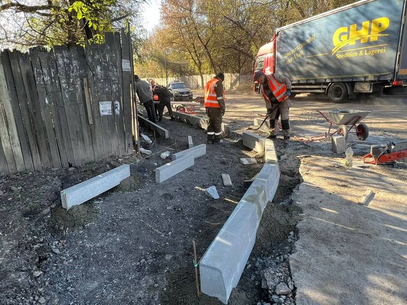 Ленинградская область продолжает вести работы по ремонту асфальтового покрытия в городе Енакиево.