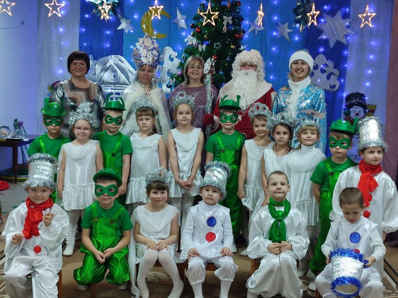 В детских садах города Енакиево прошли новогодние утренники.