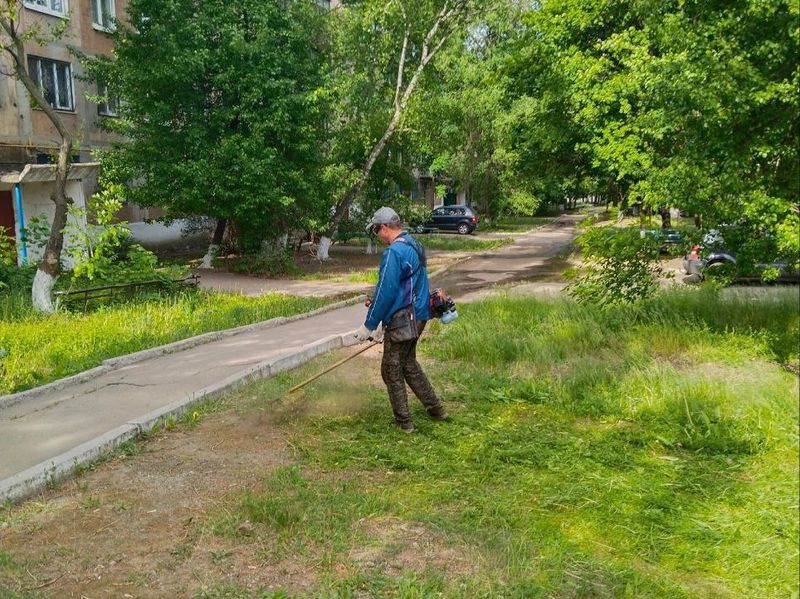 Сотрудники муниципальных унитарных предприятий городского округа Енакиево продолжают осуществлять работы по покосу травы.