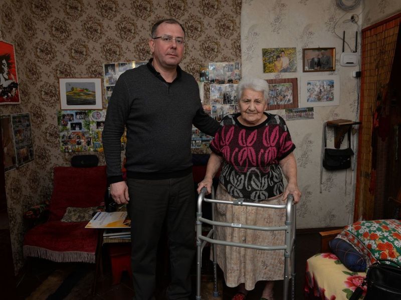 Депутат Енакиевского городского совета оказал помощь в приобретении ходунков.
