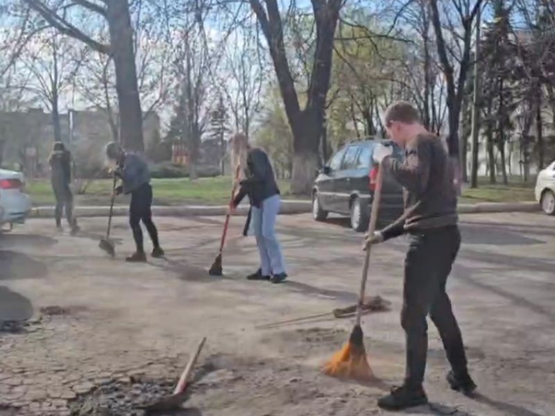 В городском округе Енакиево состоялся общегородской санитарный час .