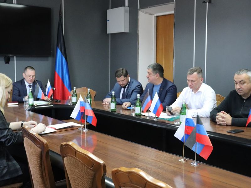 Состоялось второе заседание Енакиевского городского совета Донецкой Народной Республики первого созыва.