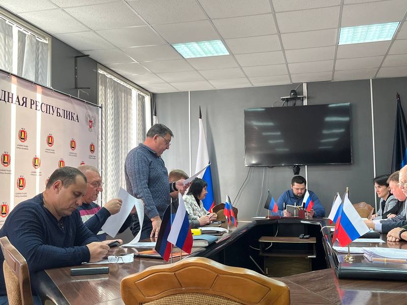 Глава муниципального образования городского округа Енакиево Храменков Р.А. провел еженедельное аппаратное совещание.