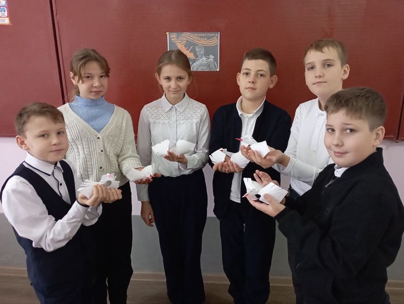 Мероприятия, приуроченные ко Дню Неизвестного Солдата, в школах города Енакиево.