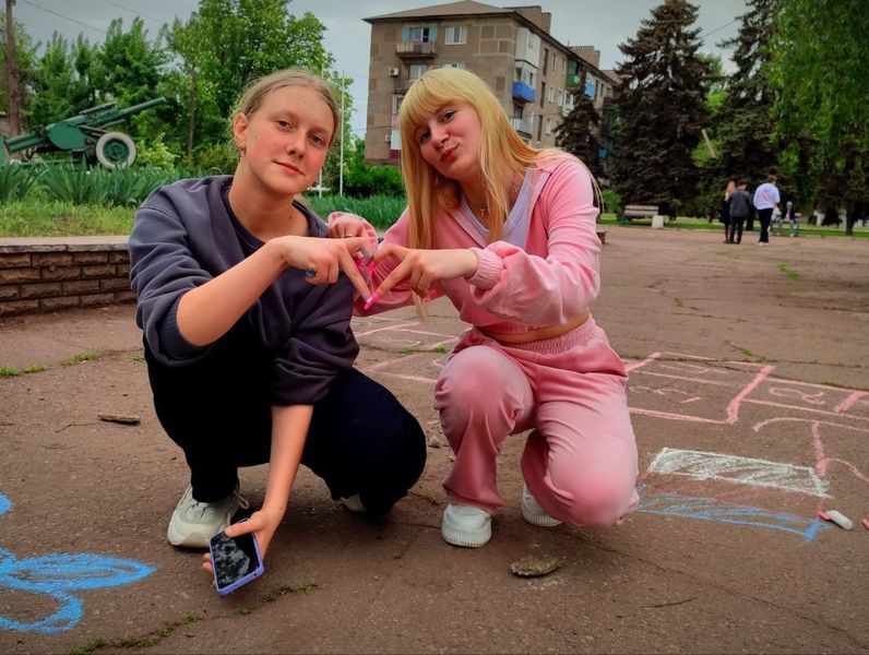 Активная молодежь городского округа Енакиево приняла участие в акции «Мы рисуем на асфальте».