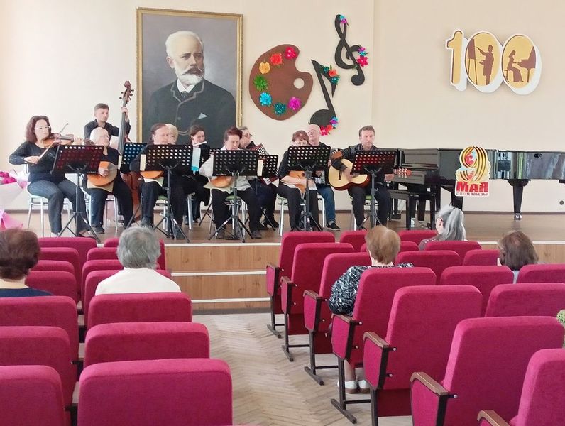 Состоялся концерт преподавателей ансамбля народных инструментов «Сувенир» «Поклонимся великим тем годам».