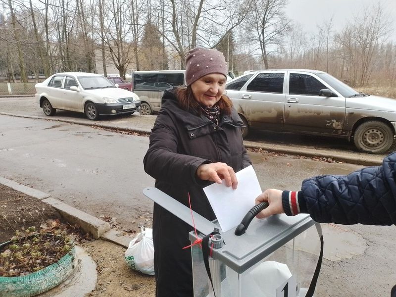 В городском округе Енакиево продолжается досрочное голосование .