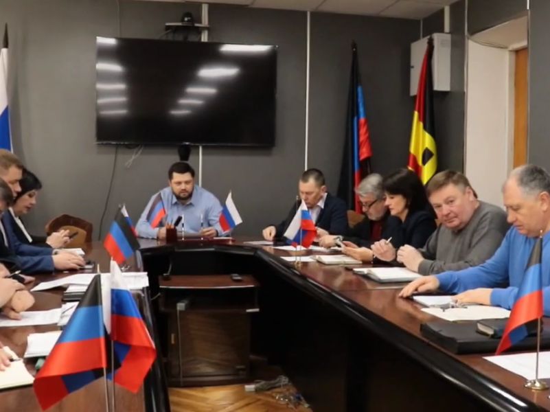Глава муниципального образования городского округа Енакиево Роман Храменков провел аппаратное совещание.