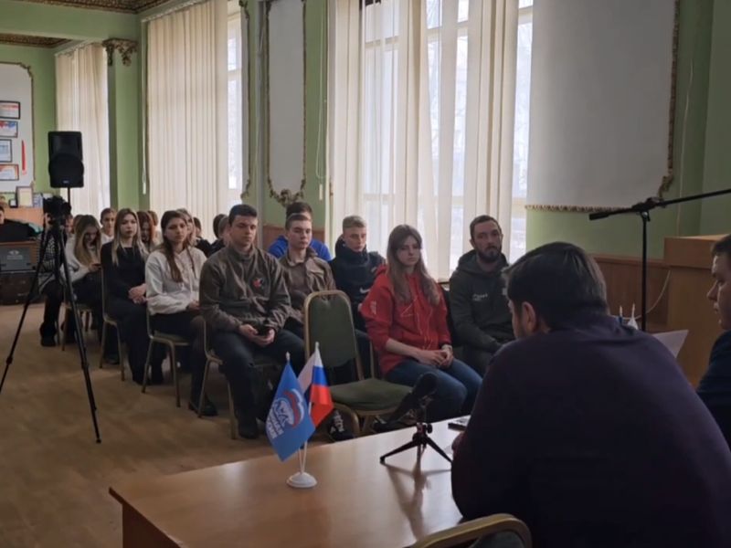 Прошла встреча главы муниципального образования городского округа Енакиево Романа Храменкова с активной молодежью.